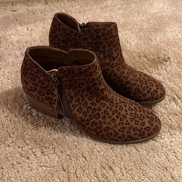 Size 7 booties - Picture 2 of 4